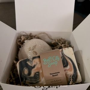 New in Box BUFF CITY SOAP gift box Full Size. Box includes: Soap and Bath Bomb.